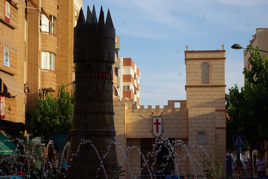 El castillo festero de los Moros y Cristianos de Mutxamel, con el monumento del centro delante